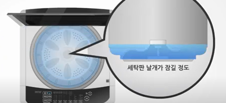 세탁통과 배수 호스를 따뜻한 물로 녹이기