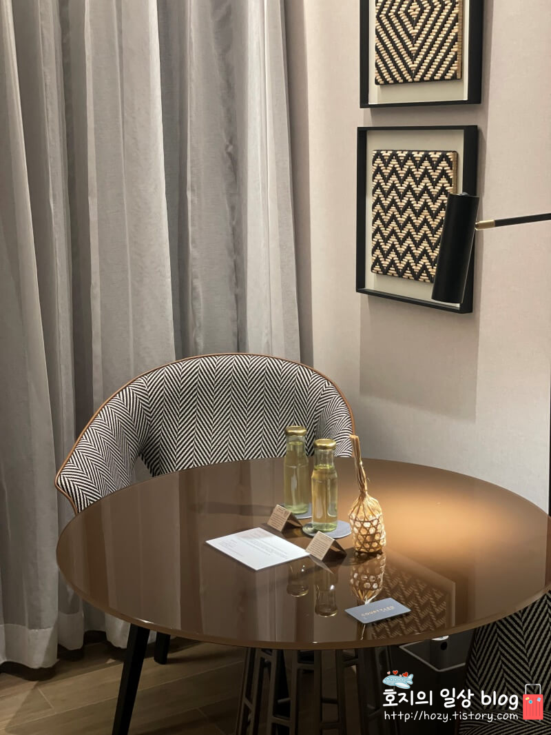 방콕 코트야드 메리어트 에어포트 디럭스룸 테이블