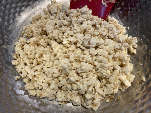 쑥갓 두부무침 양념 - 간장, 마늘, 깨소금 버무려 간 보기