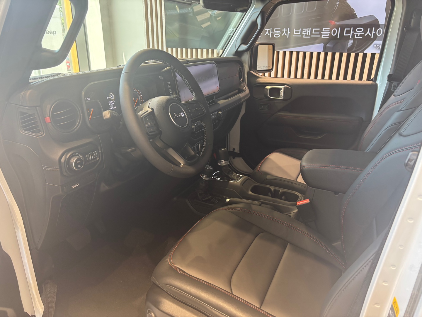 글래디에이터 운전석
