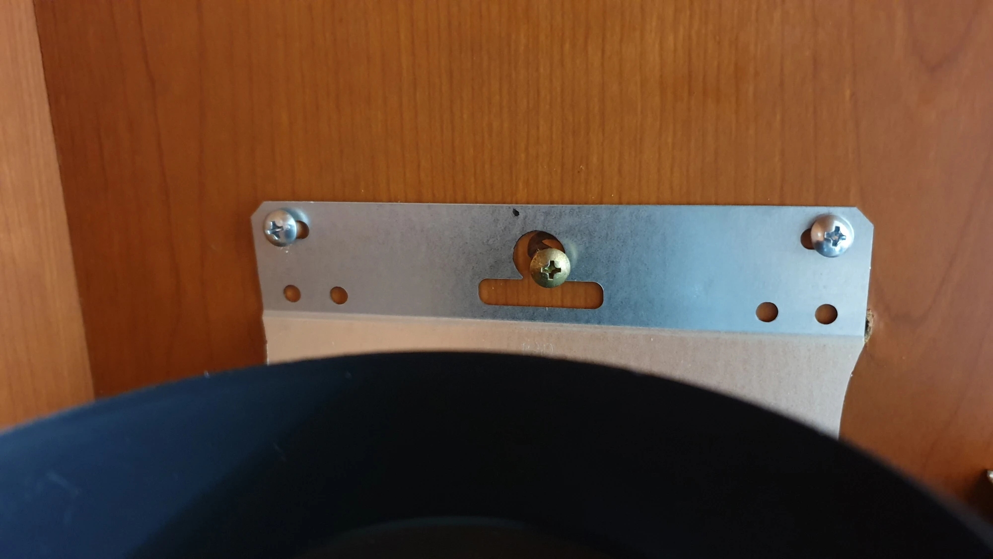 후드 고정 볼트 끼운 모습