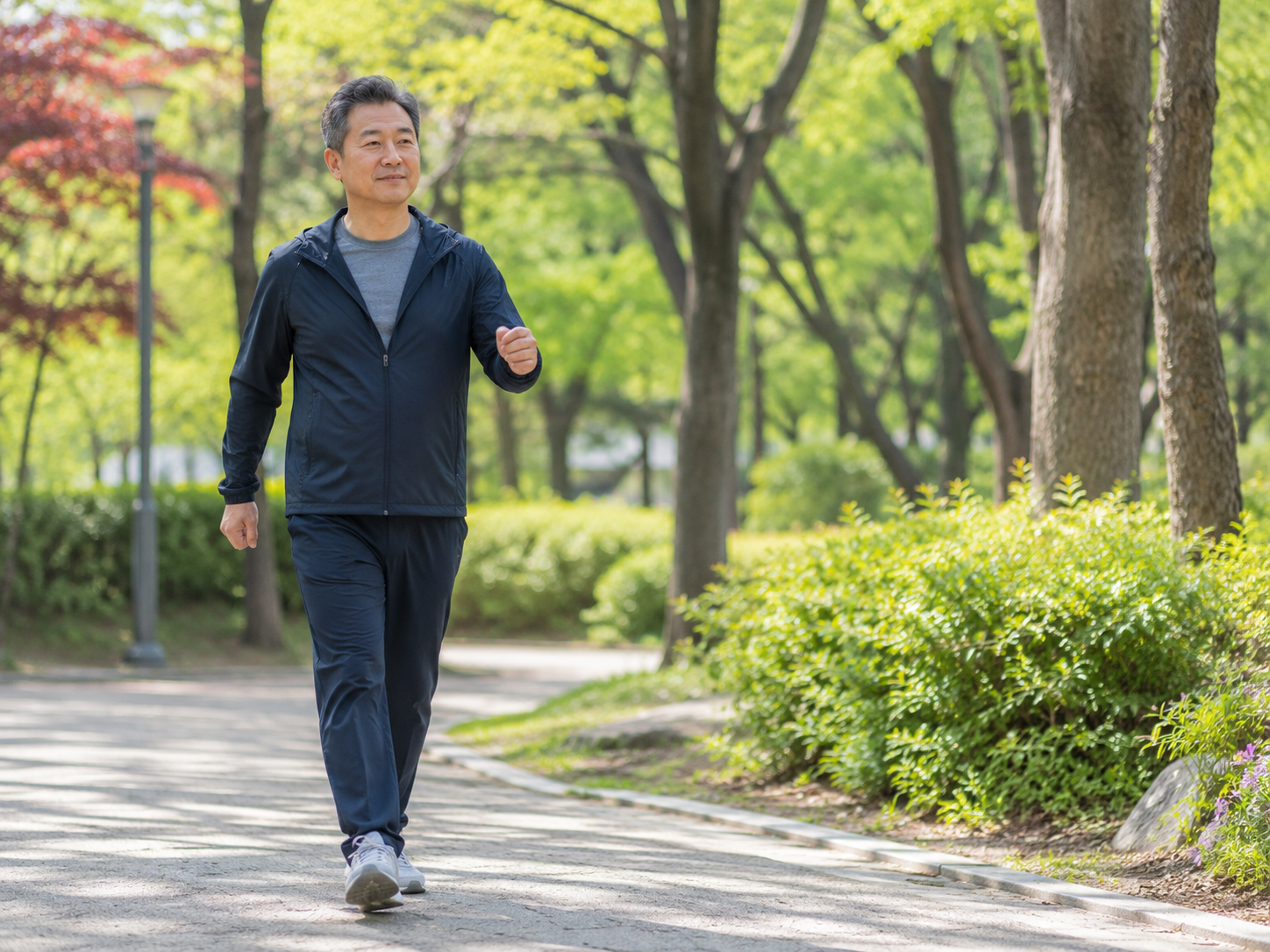 50대 남성이 맑은 아침 공원에서 걷기 운동을 하는 장면