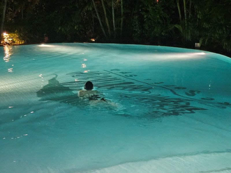 무이네 뱀부빌리지 리조트에서 밤 수영을 즐기는 아이의 뒷모습