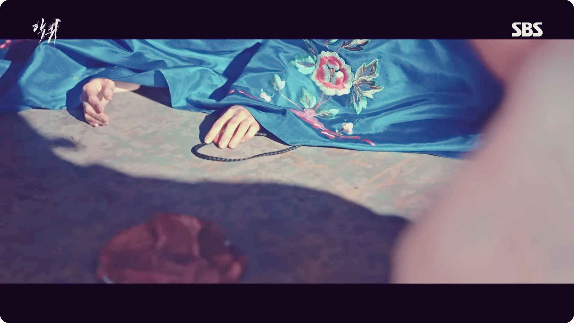 드라마 악귀 댕기를 든 어린아이의 손