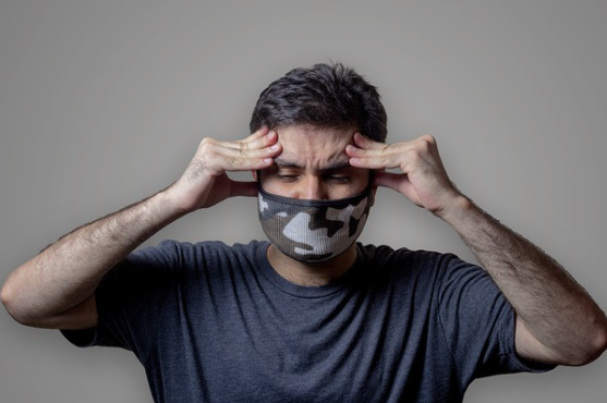 머리가-아픈-남성