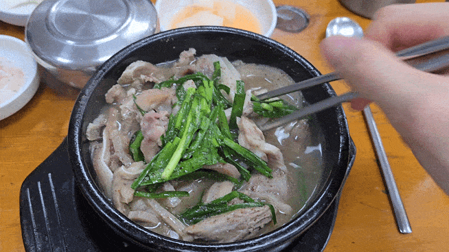 고기만 순대국 뒤집는 모습