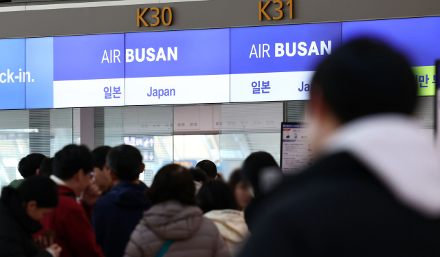 인천국제공항 1터미널 출국장에 일본으로 향하는 여행객들이 탑승 수속을 하고 있다.
