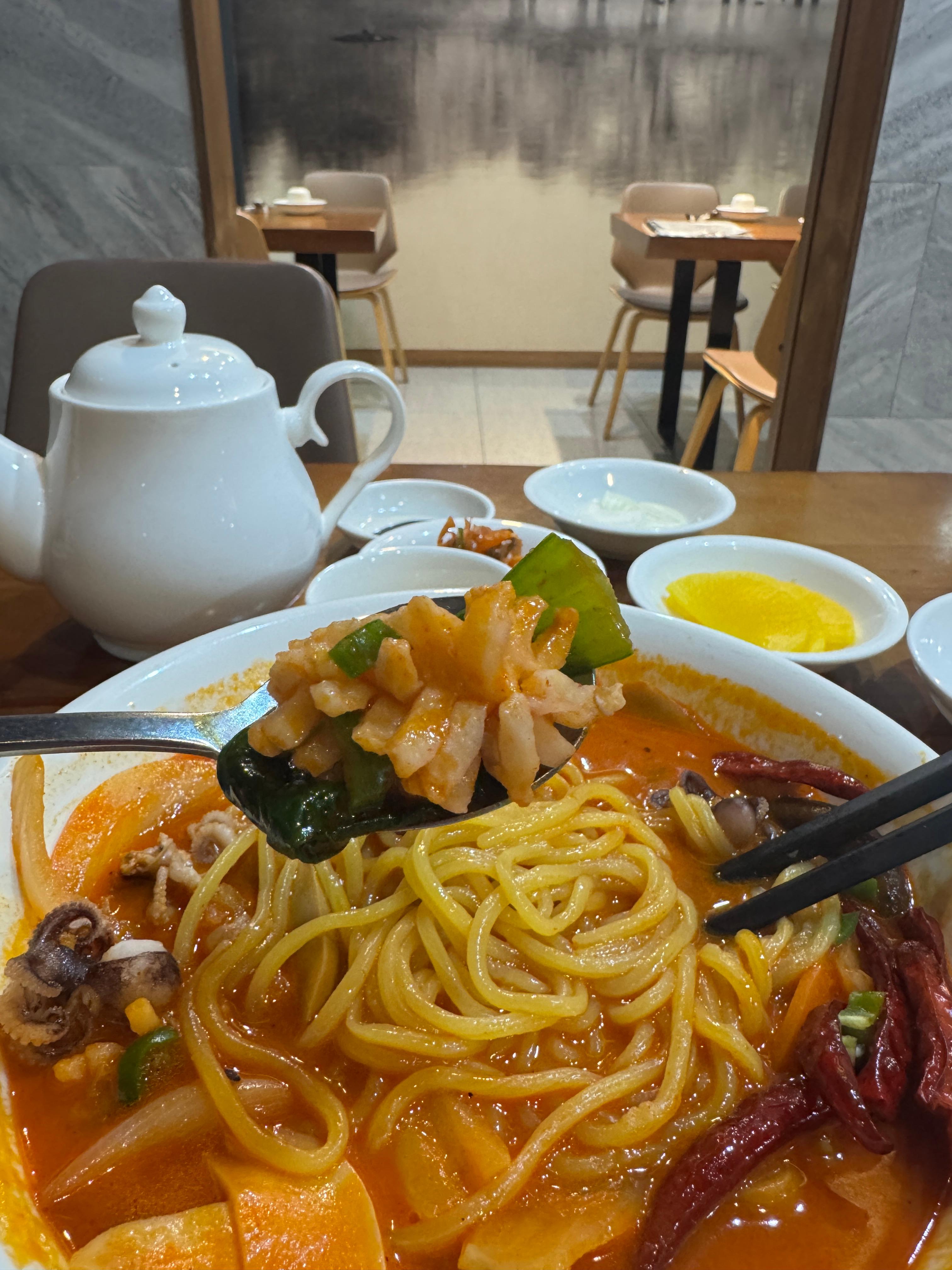 신봉동 가잔니 고추짬뽕 &ndash; 오징어와 청경채를 한 숟가락에 담은 클로즈업 사진