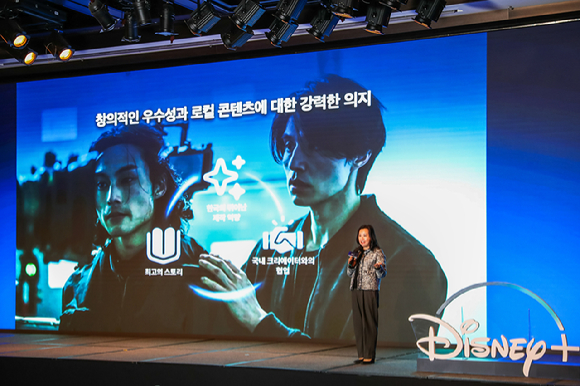 캐롤 초이(Carol Choi) 월트디즈니 컴퍼니 아태지역 오리지널 콘텐츠 전략 총괄(EVP)가 3월 12일 진행된 2024 디즈니+ 콘텐츠 라인업 미디어 데이에서 우수한 디즈니+ 한국 오리지널 콘텐츠와 한국 시장의 중요성을 강조하는 인사를 전하고 있ㄷ. [사진=디즈니+]