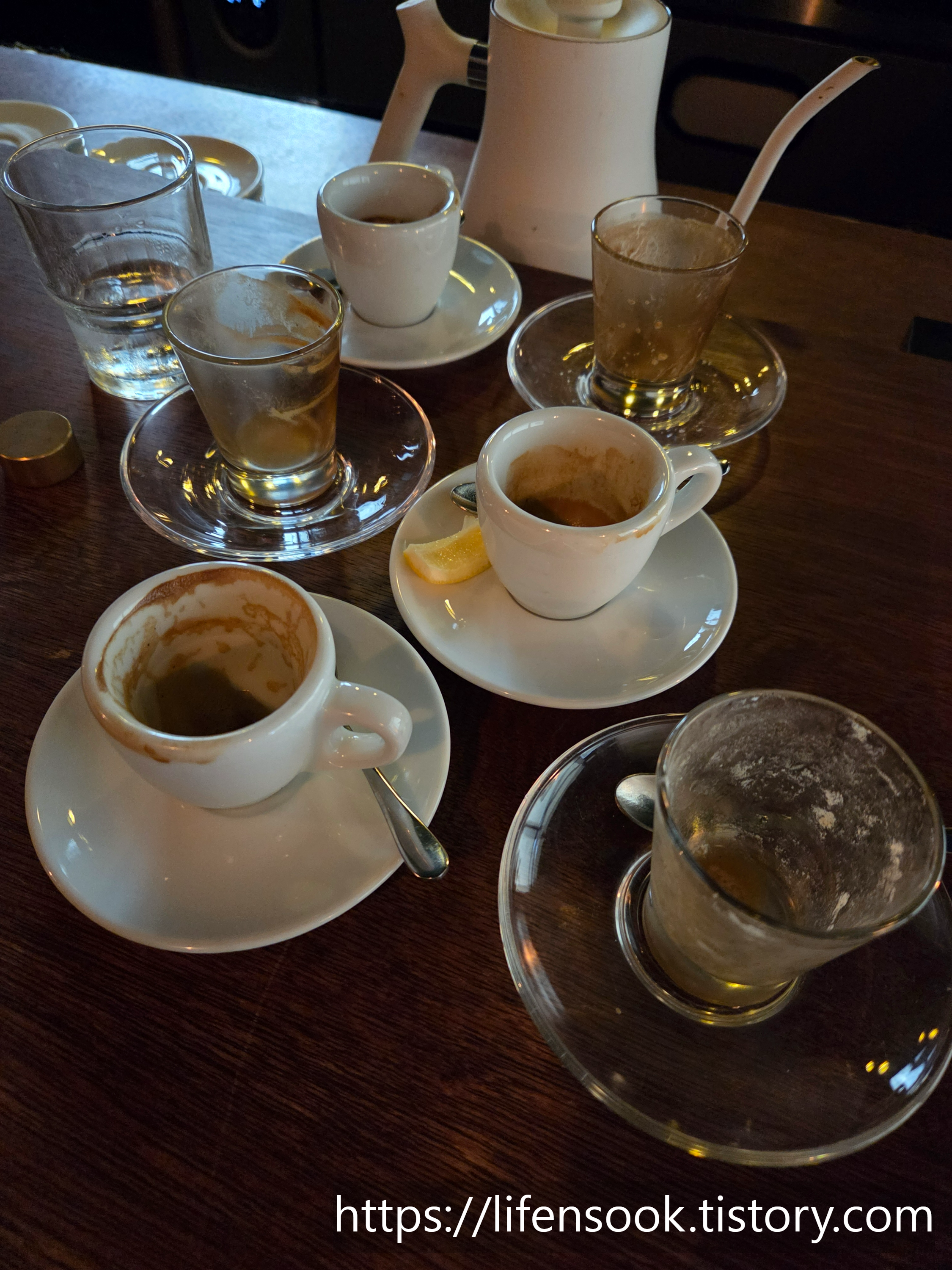 로컬커피소사이어티에서 우리가 마시고 난 커피잔