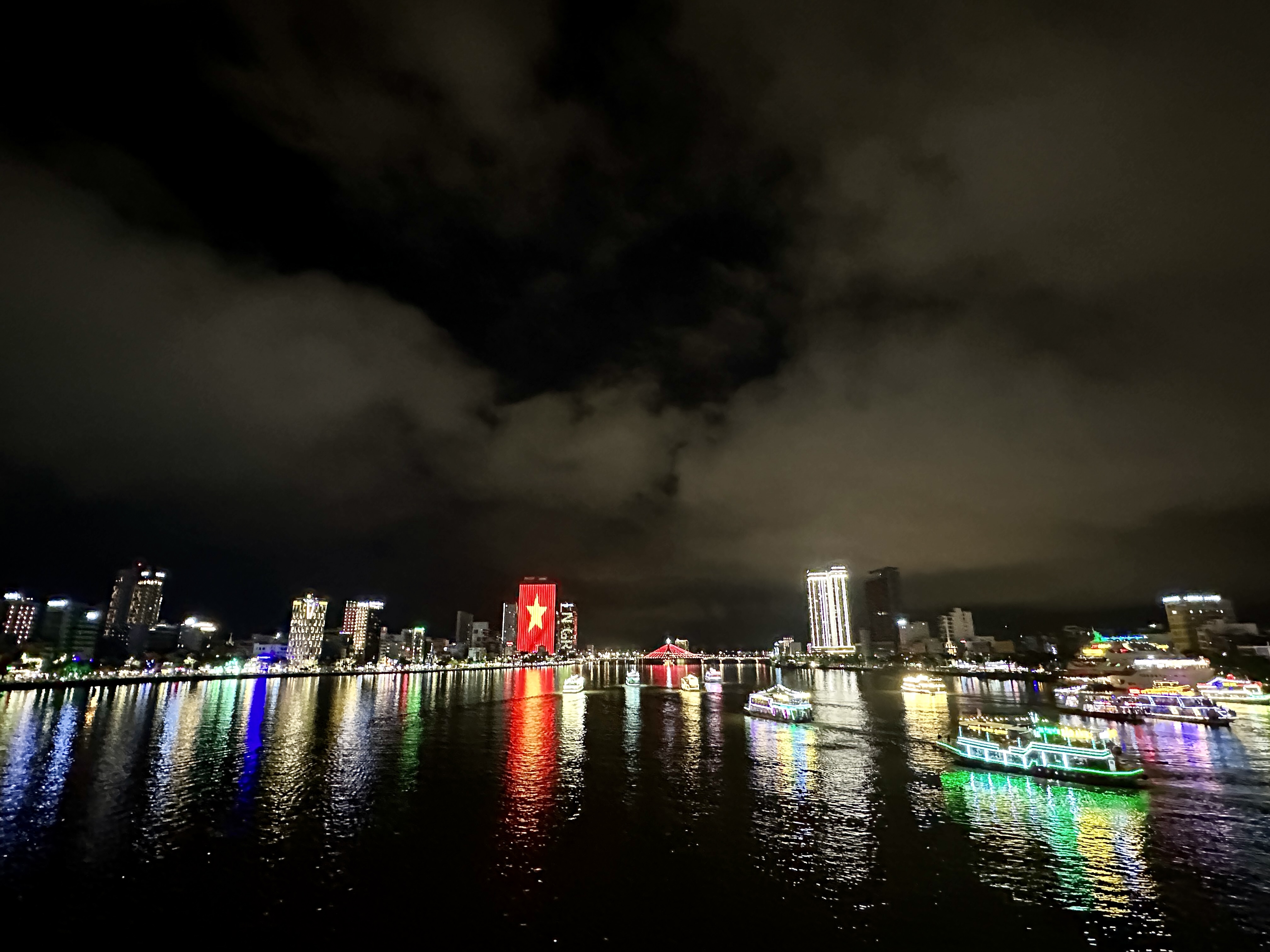 다낭 용다리 위에서 바라본 베트남 야경