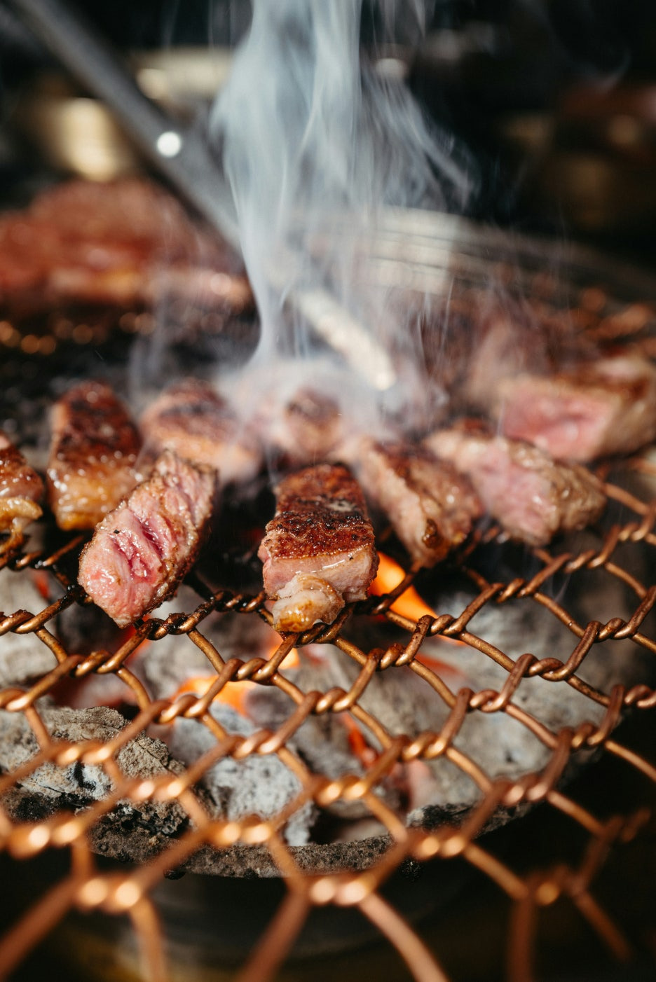 불판 위에서 삼겹살을 굽는 사진
