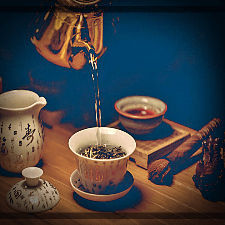 보이차-컵에-따르는-모습