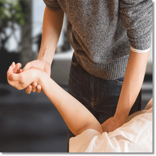 도가니탕 관절 건강, 팔 관절 물리치료 받는 여성