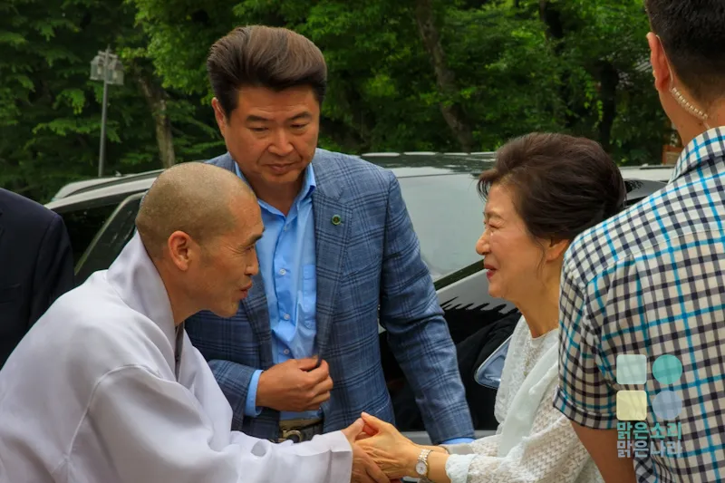 범어사주지 정오스님과 손을 잡고 인사하는 박근혜 전 대통령