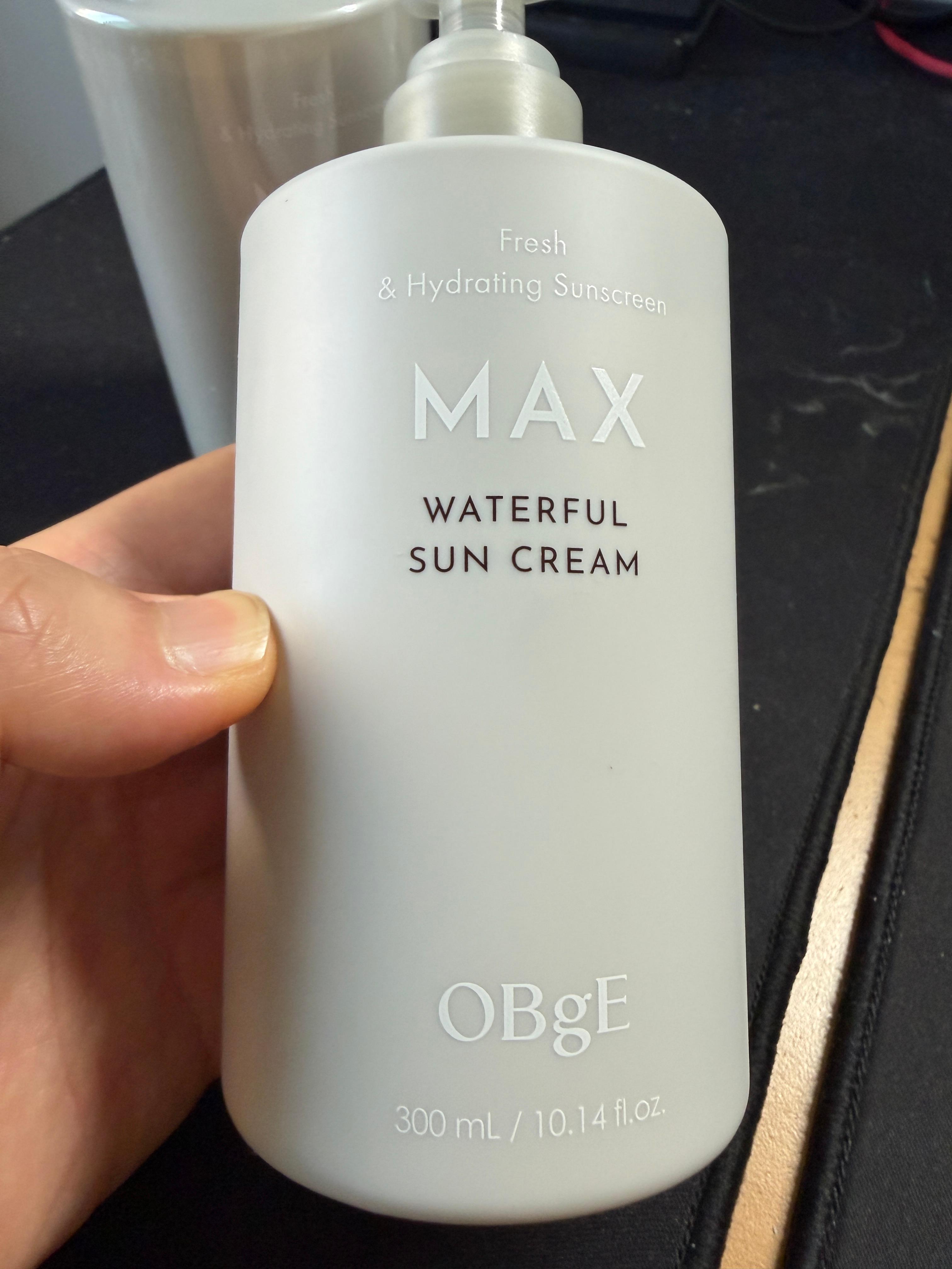 펌프형 용기에 담긴 오브제 맥스 워터풀 선크림 300ml