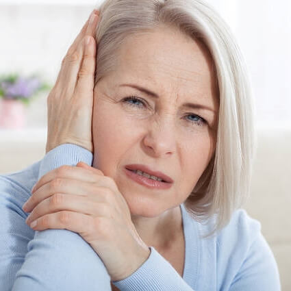 여자가-한쪽-귀를-막는-사진