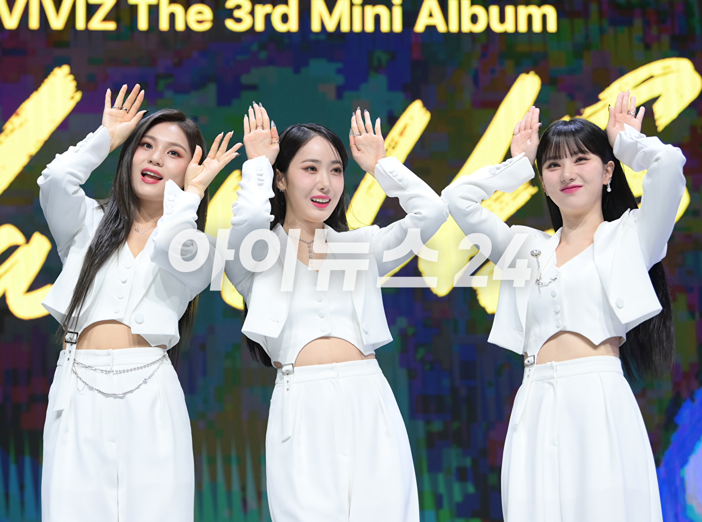 그룹 비비지가 31일 오후 서울 광진구 예스24라이브홀에서 진행된 비비지(VIVIZ) 세 번째 미니앨범 '베리어스(VarioUS)' 발매 기념 쇼케이스에 참석해 타이틀곡 '풀업' 무대를 선보이고 있다. [사진=정소희 기자]