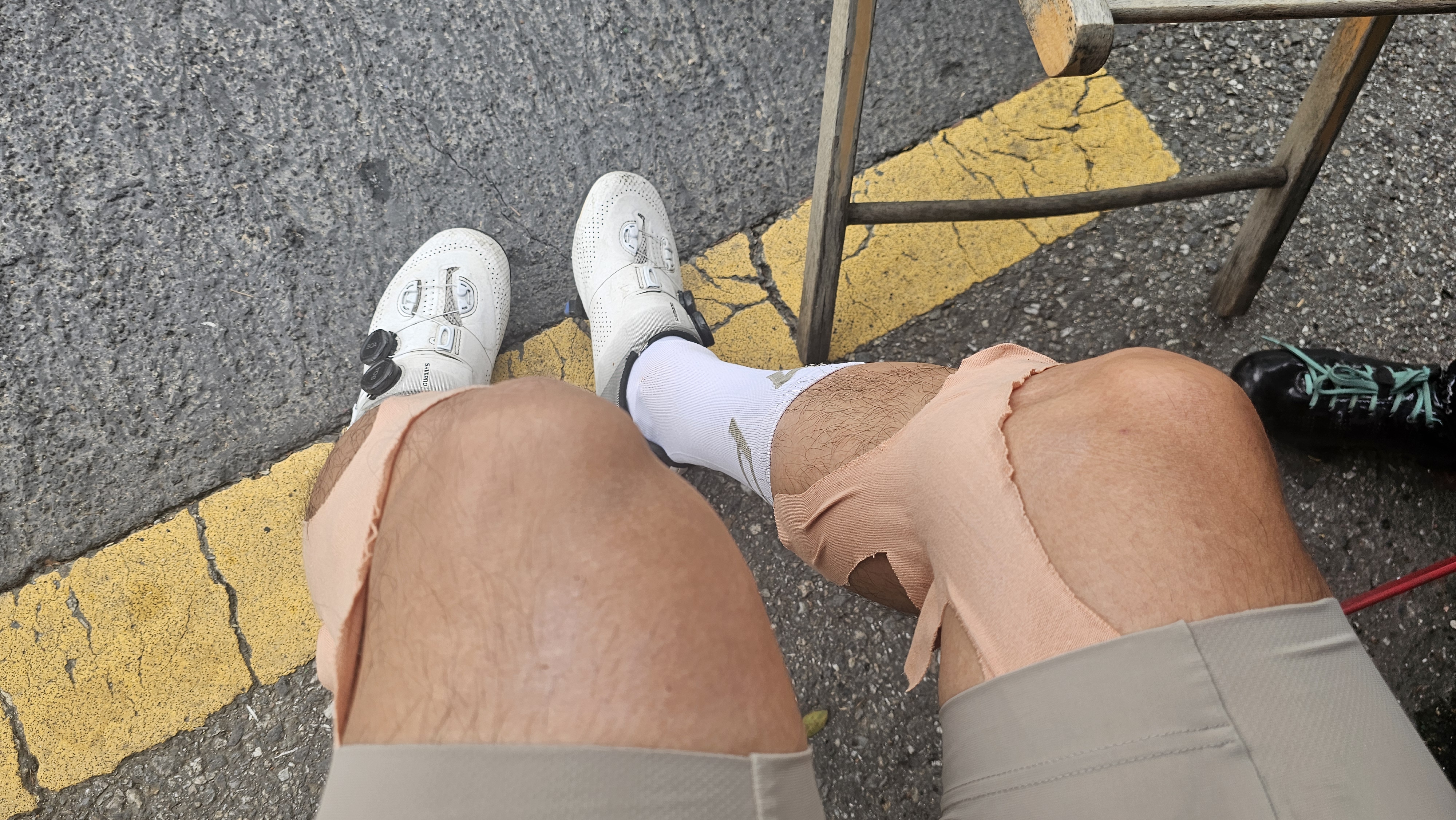 무릎과 발목이 안좋아 테이핑도 해봤지만 효과가 미비했다.