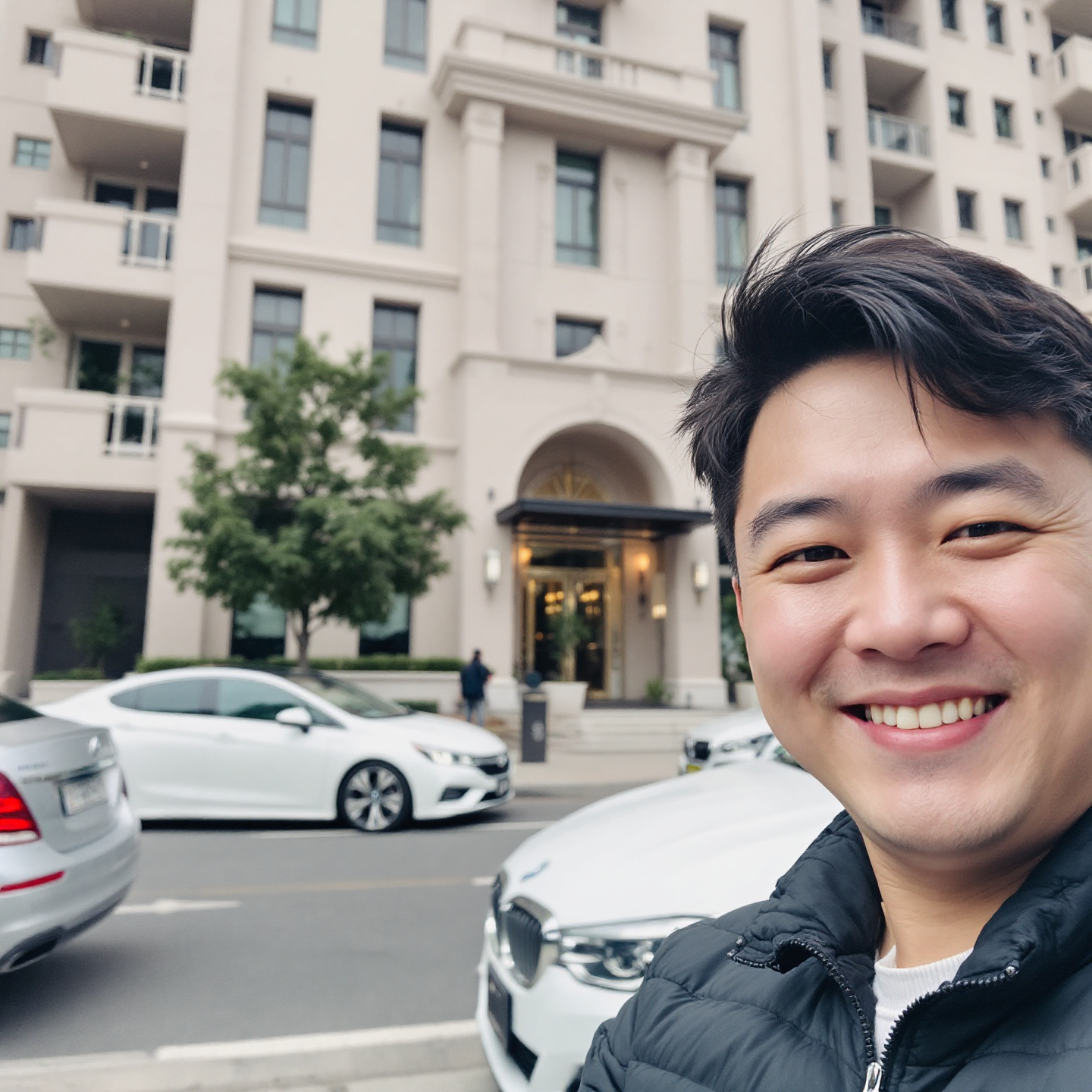 초호화 아파트와 외제차 곁에서 웃고 있는 남성