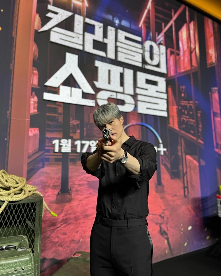 킬러들의-쇼핑몰--총-겨누는-모습