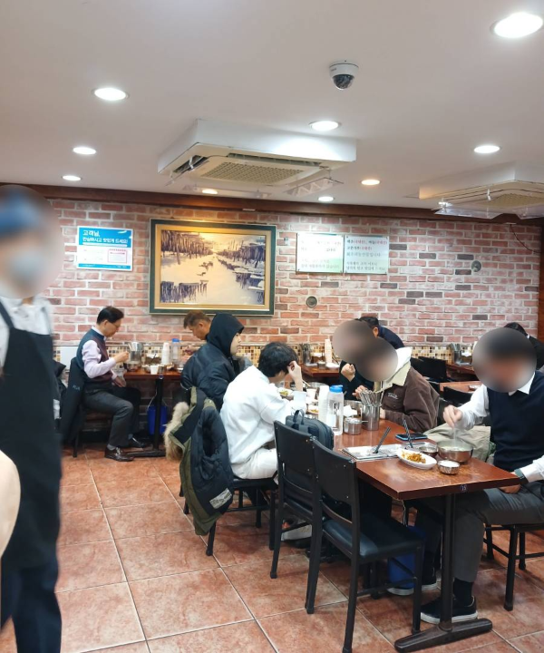 북어국집 매장 손님들