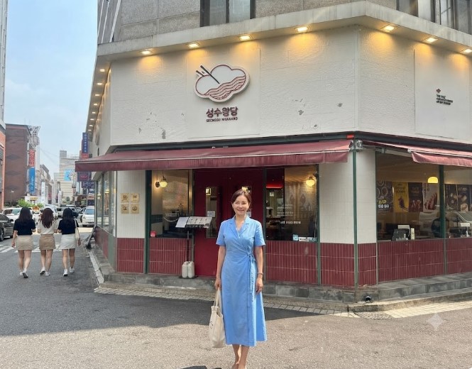 건대입구역 맛집에 혼밥을 하러 온 여성