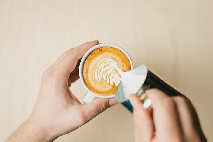 라떼 아트 튜토리얼 - 백조를 따르는 방법