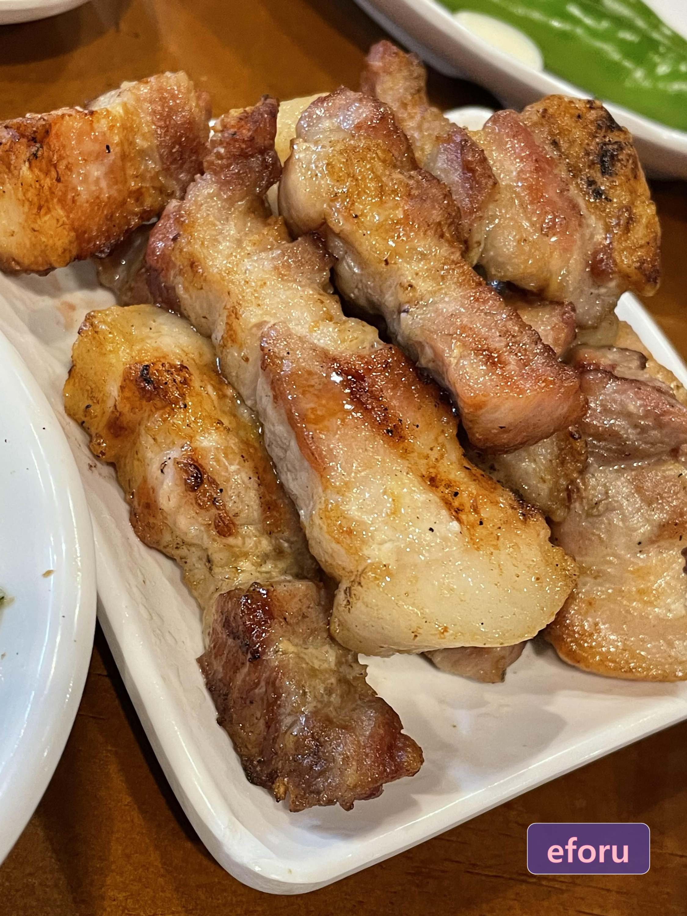 구워진 고기가 담긴 접시를 확대해서 찍은 사진입니다.