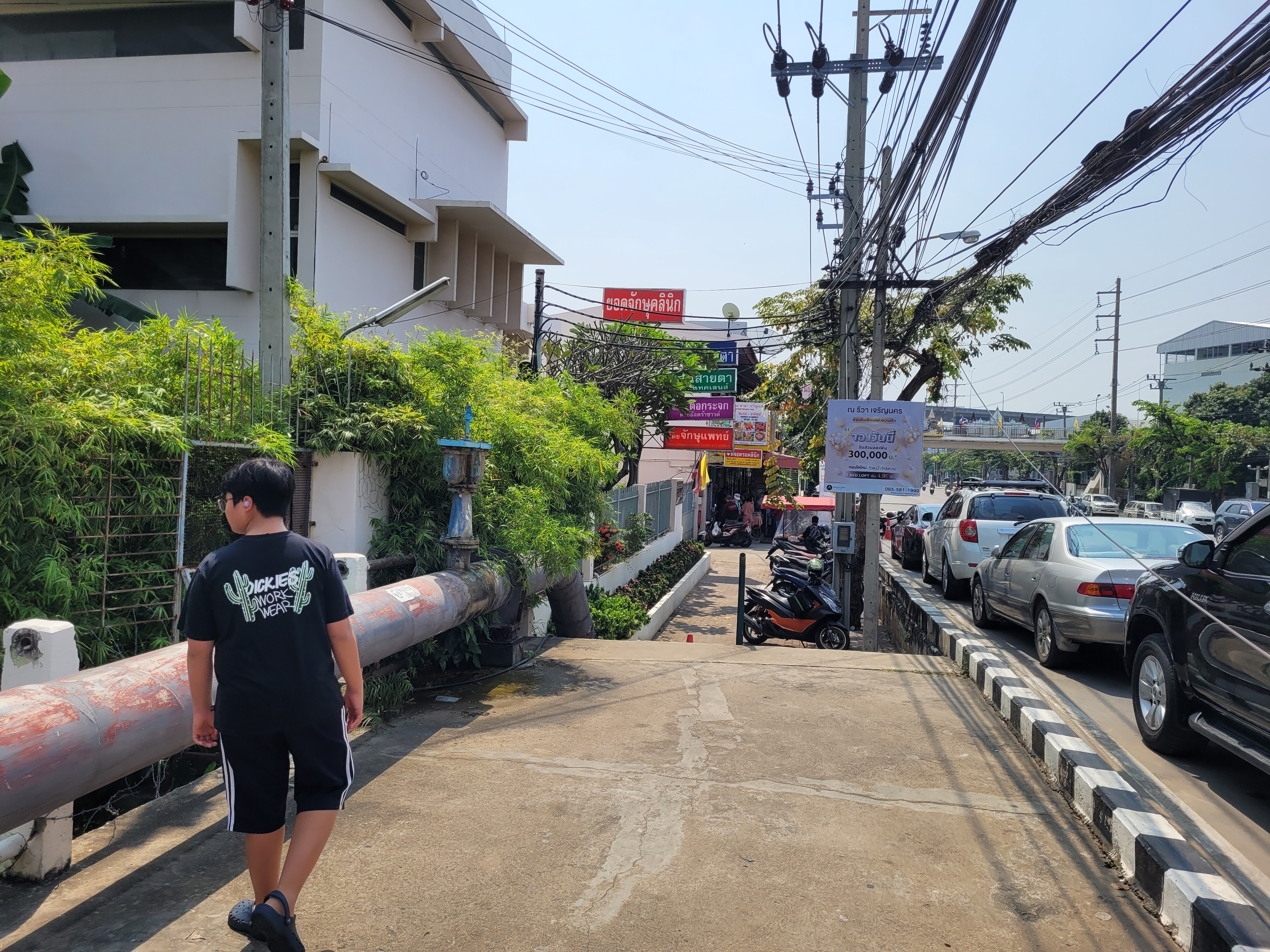 아난타라 리버사이트 근처 갈비국수 포장하러 가는 길