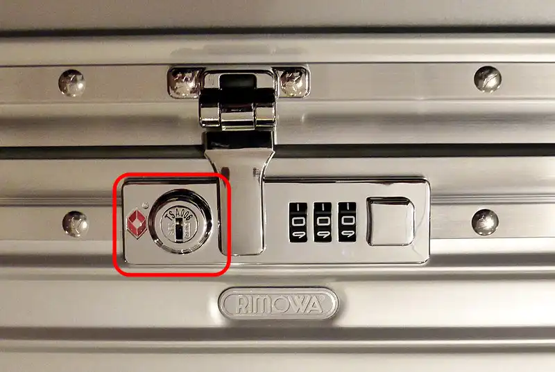 TSA LOCK이 달려있는 캐리어 잠금장치