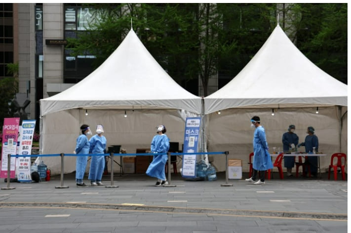 코로나 방역체계 어떻게 바뀌나...감염병 2급으로 격하..."격리의무도 해제 이르면 5월말"