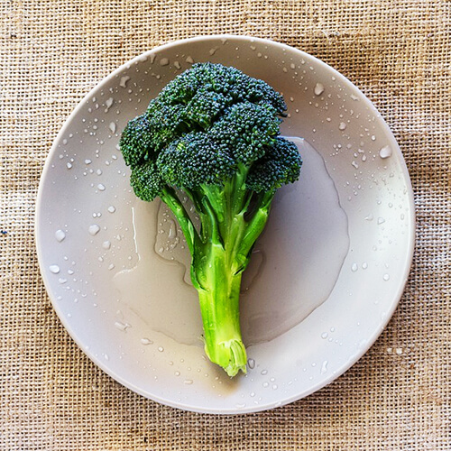 접시 위의 브로콜리