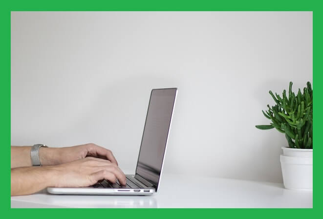 노트북-하는-옆모습