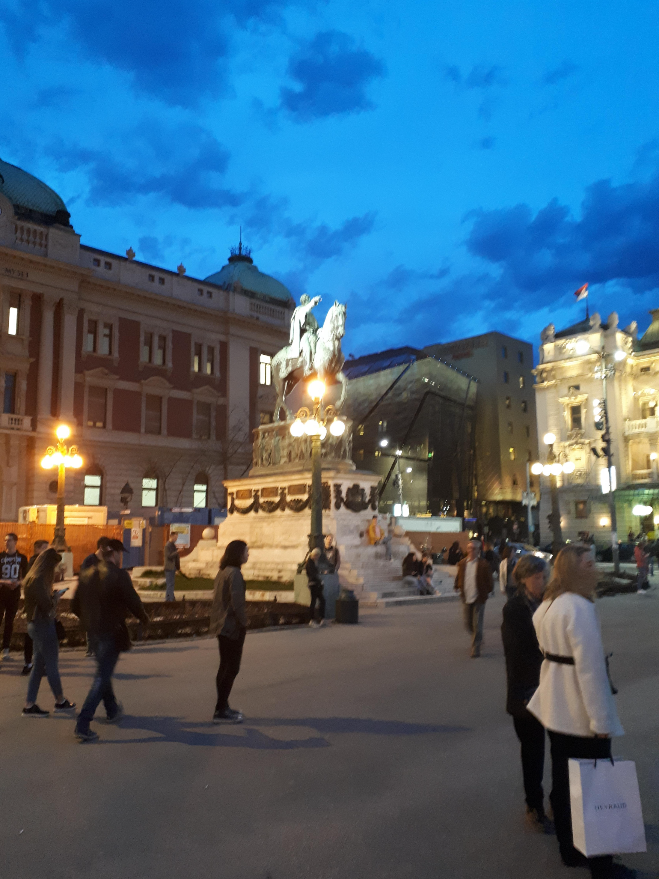 세르비아 베오그라드 광장 동상