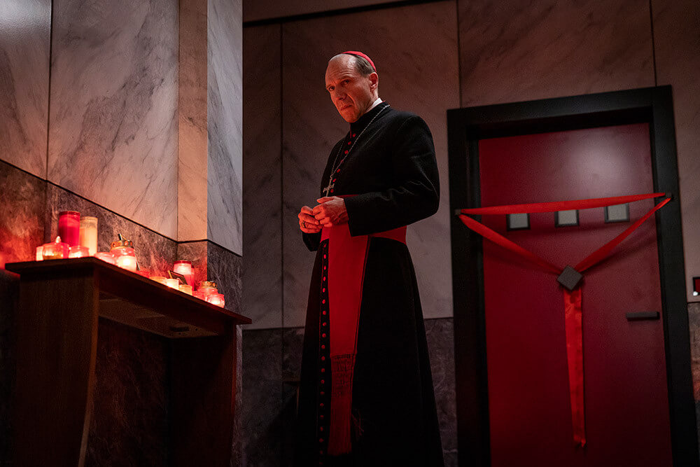 끈으로 출입금지를 해놓은 서거한 교황의 방 앞에 서있는 로렌스 추기경