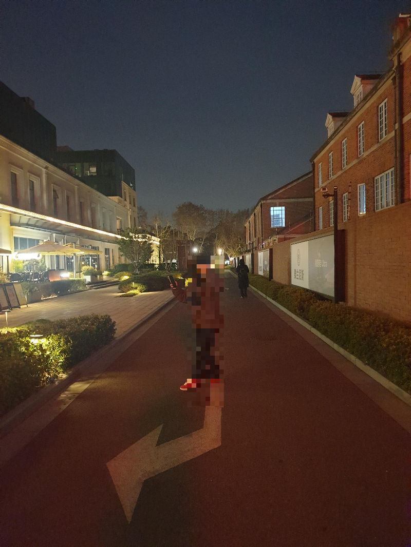 어두운 밤 재즈바를 가기 위해 걷는 사람들