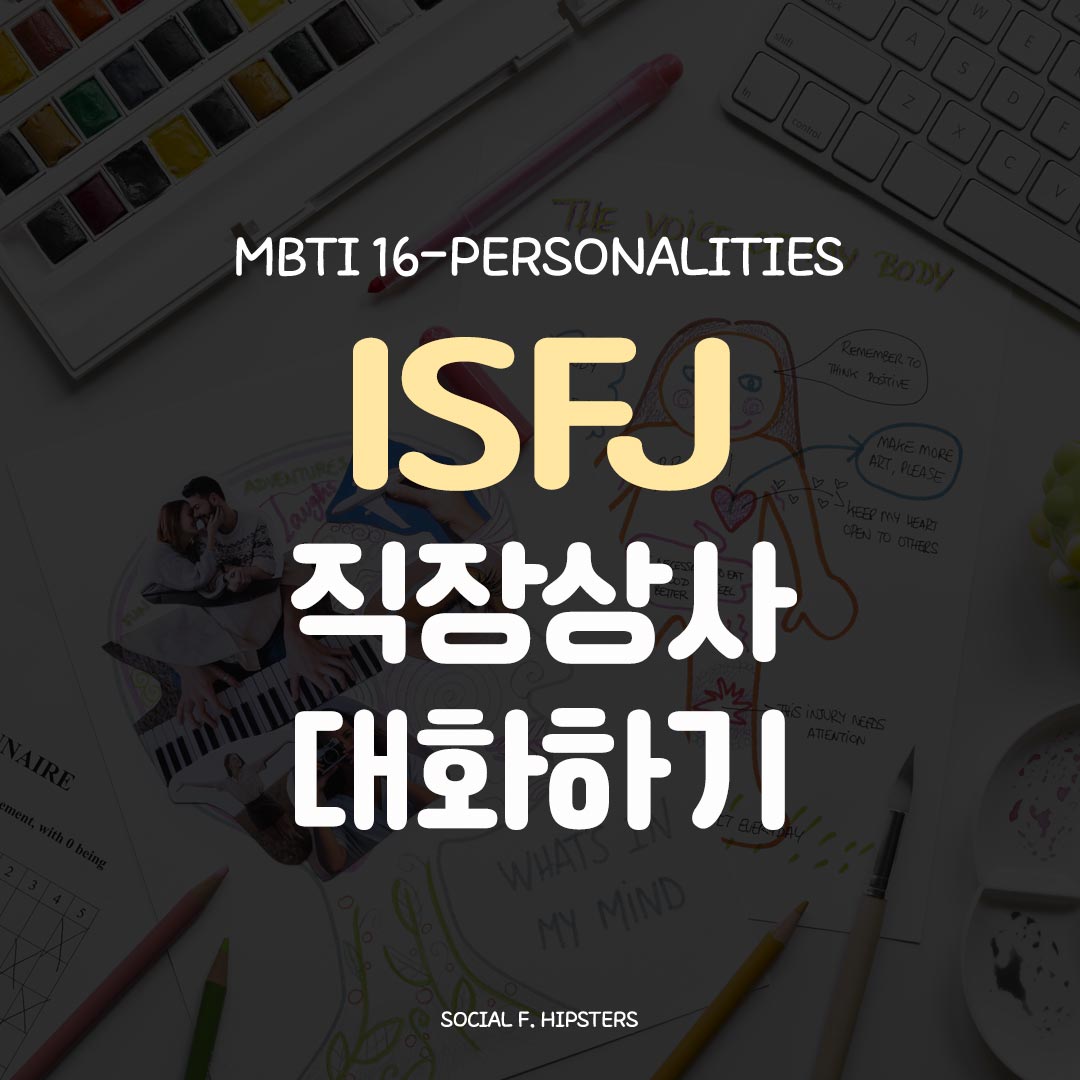 정돈된 책상 위에서 꼼꼼하게 서류를 검토하는 모습