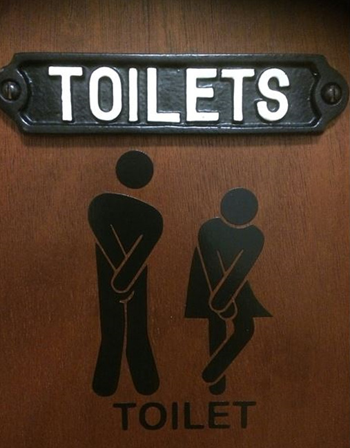 화장실 로고가 붙은 사진