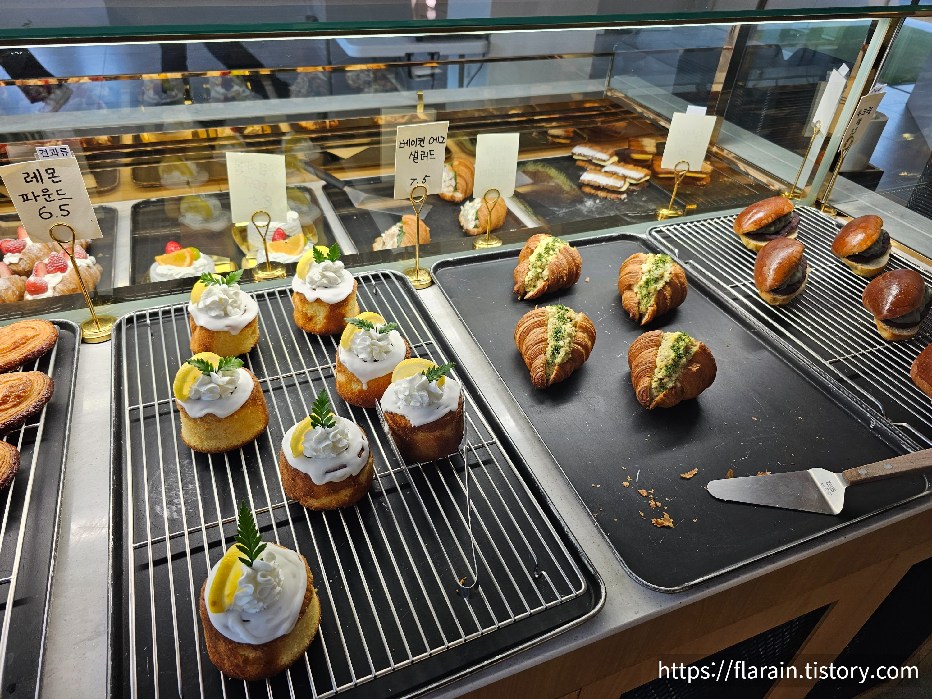 라온숨 북한강 대형베이커리카페