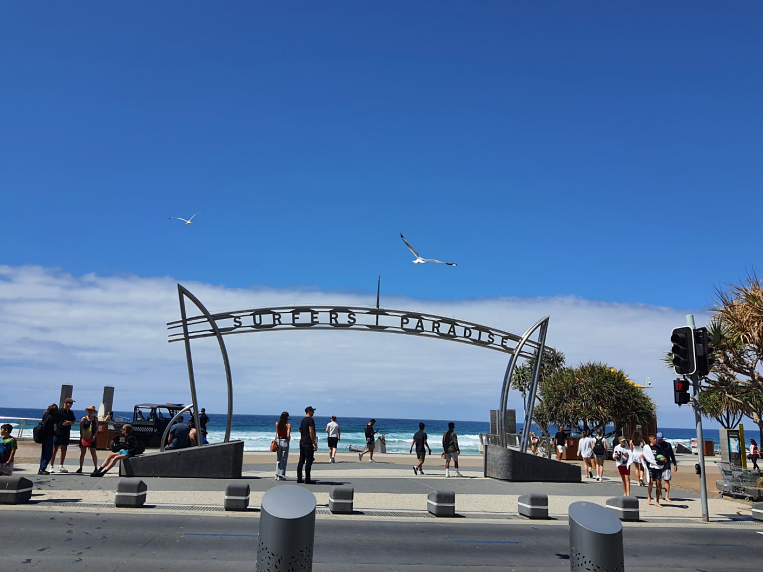 서퍼스 파라다이스 해변 입구