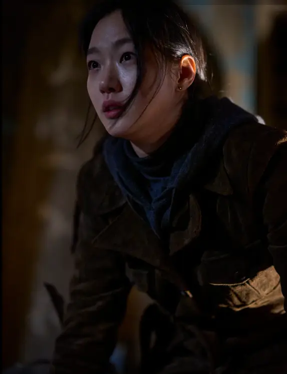 파묘- 밤 무언가를 두려운 표정으로 바라보는 김고은