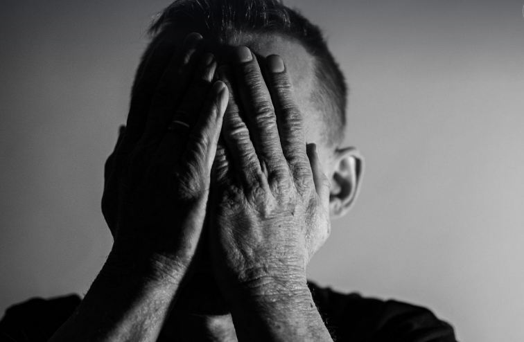 정신적으로 스트레스 받는 사람