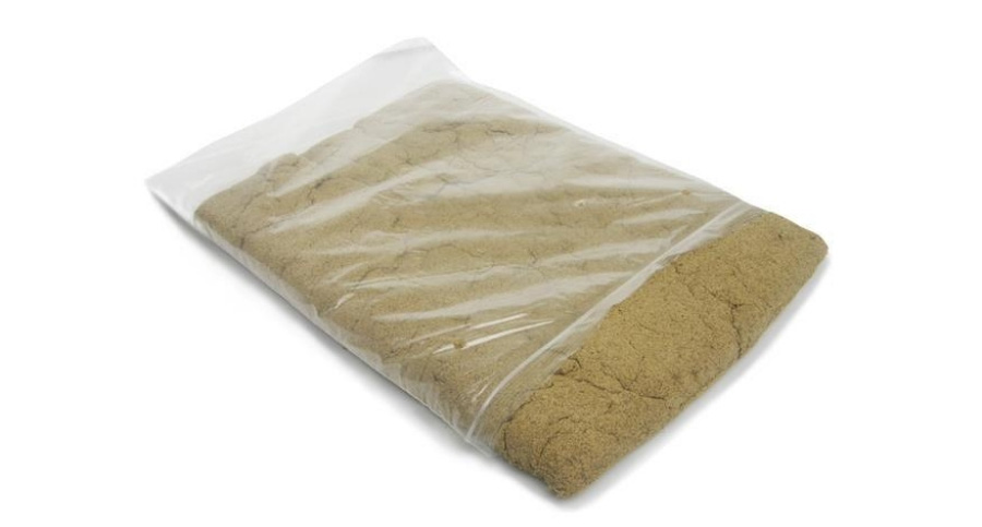 야생에서 채취를 한 약쑥을 깨끗하게 손질을 하고 잘게 갈아서 만든 약쑥뜸을 비닐 포장에 넣어 놓은 것을 바닥에 놓고 찍은 사진