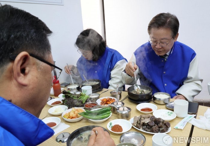 대통령 밥먹는 사진