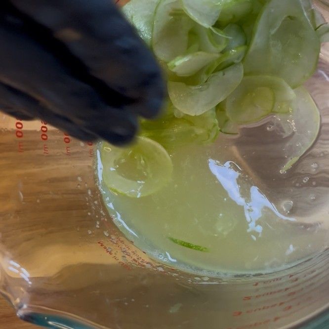 오이 절여서 나온 물 버리기