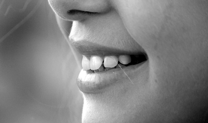 이가 시린 이유를 알고 미소를 짓고 있는 치아