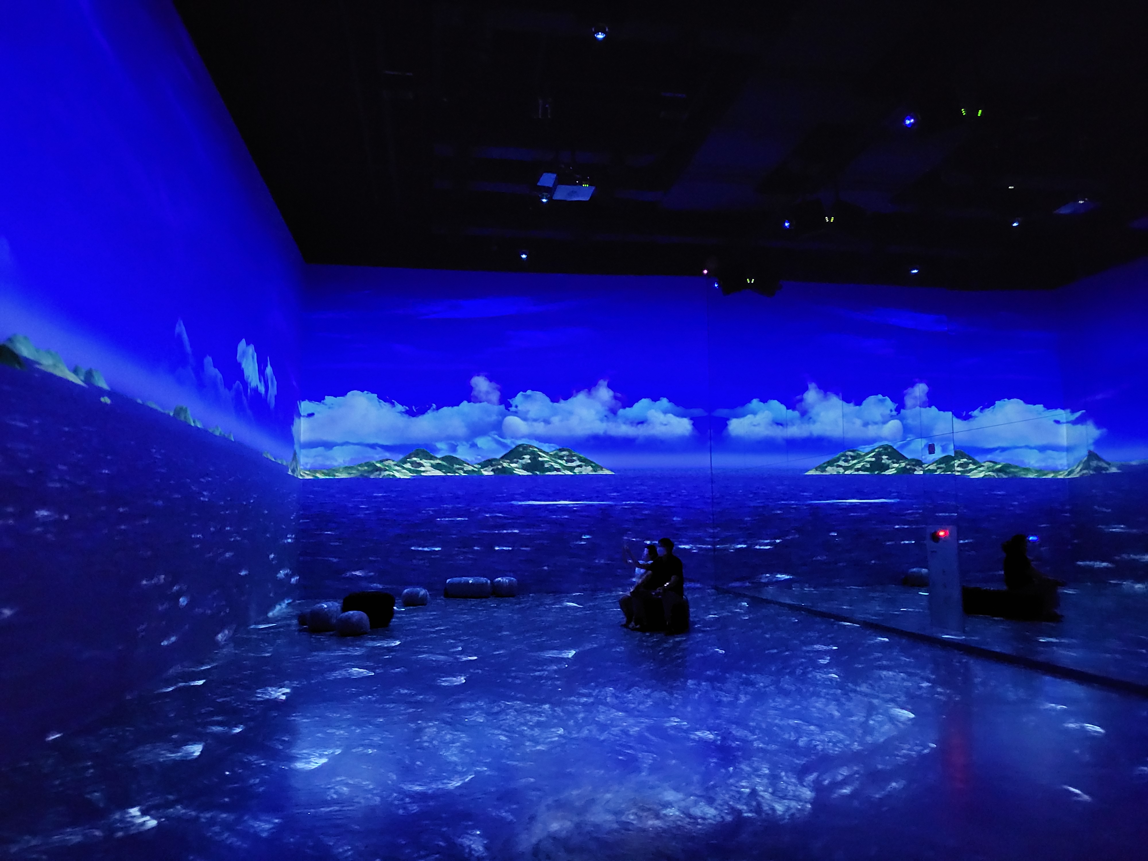 여수파빌리온 녹테마라 전시관 안에서