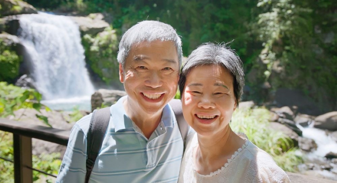 시니어 부부가 건강하게 활짝 웃고 있는 모습 via canva