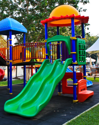 미끄럼틀의 다양한 디자인과 형태